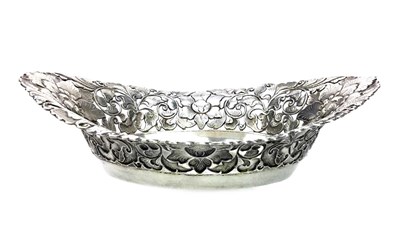 Lot 883 - A CONTINENTAL SILVER OVAL COMPORT
