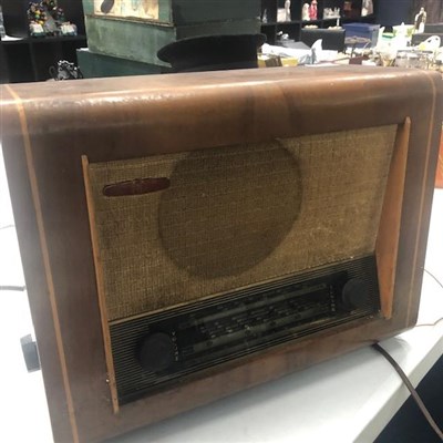 Lot 524 - A VINTAGE RADIO AND A MAXIN RADIO/TV