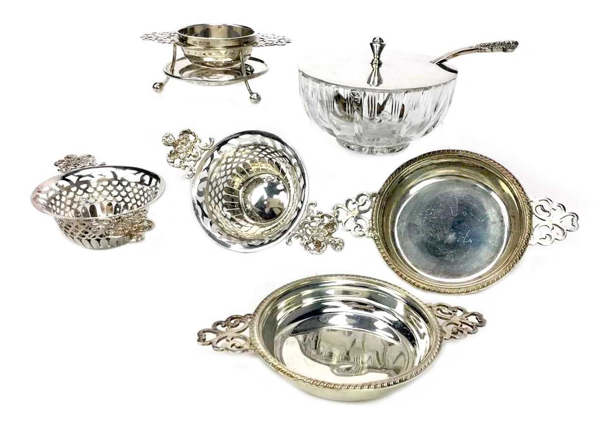 Lot 886 - A LOT OF TWO PAIRS OF SILVER BONBON DISHES ALONG WITH A TEA STRAINER AND STAND AND A JAR AND COVER