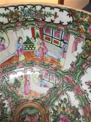 Lot 1106 - AN EARLY 20TH CENTURY CHINESE CANTON FAMILLE ROSE BOWL