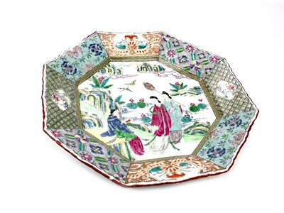 Lot 1107 - A CHINESE FAMILLE ROSE CHARGER