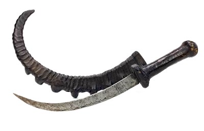 Lot 1634 - AN EARLY 20TH CENTURY EASTERN SHORT SWORD WITH IBEX HORN SHEATH