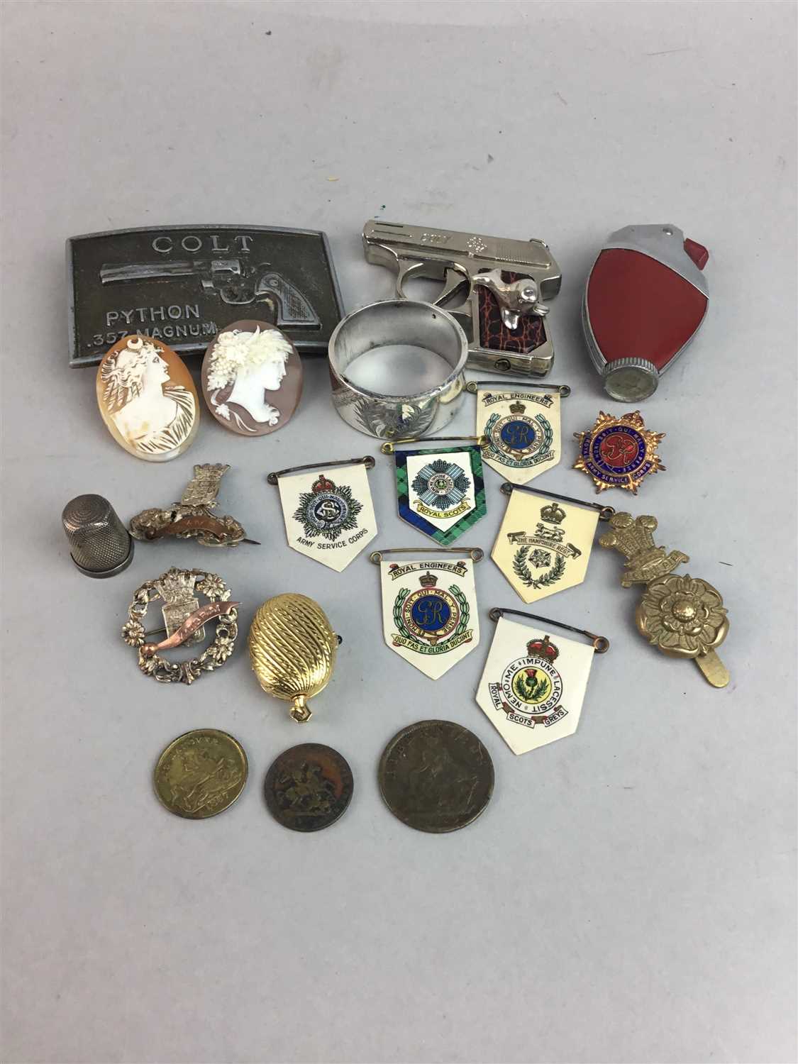 Lot 132 - A SILVER NAPKIN, RING, SILVER THIMBLE AND OTHER ITEMS