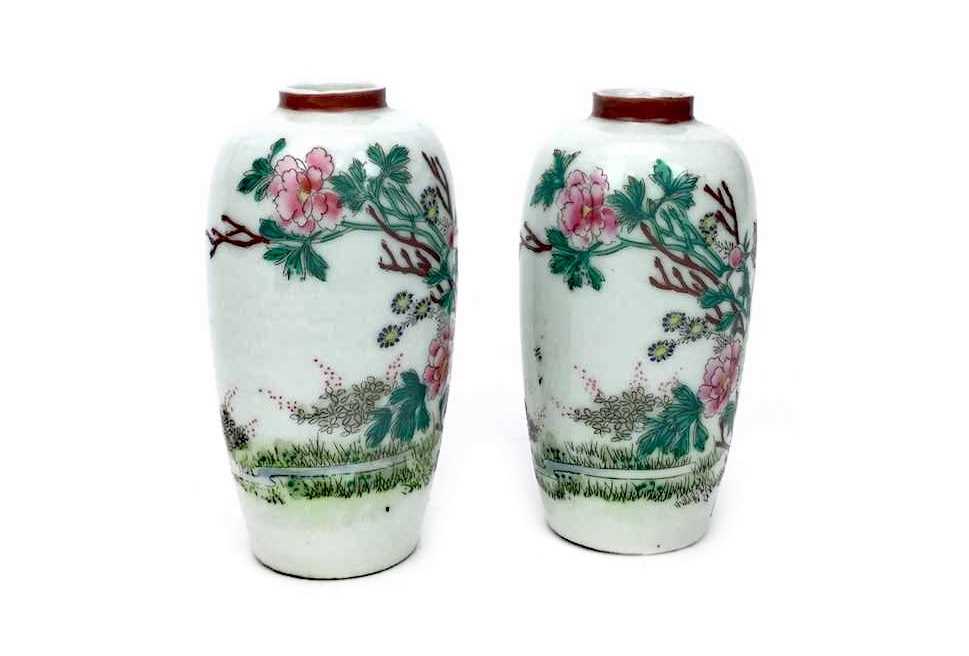 Lot 1113 - A PAIR OF 20TH CENTURY CHINESE VASES