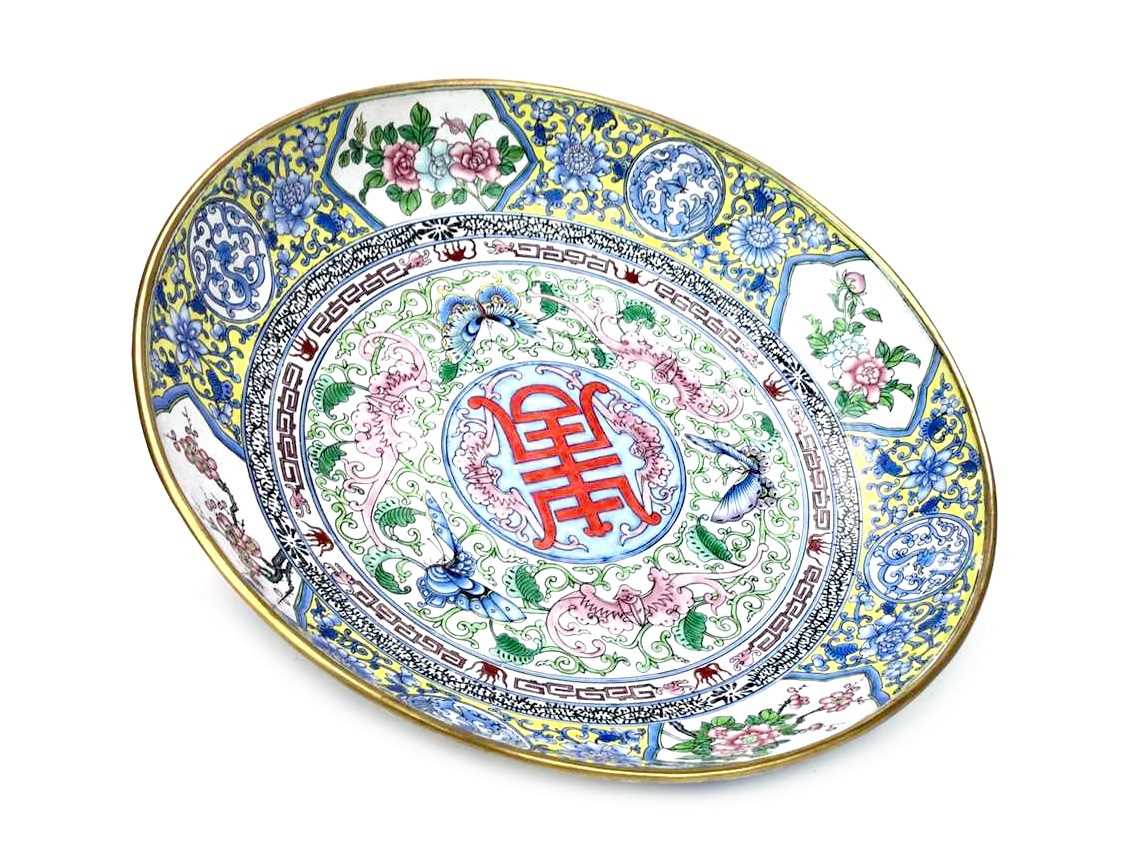 Lot 1114 - A 20TH CENTURY CHINESE ENAMEL CHARGER