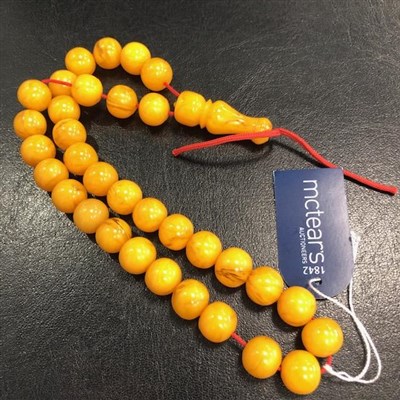 Lot 190 - A SIMULATED AMBER BEAD NECKLACE