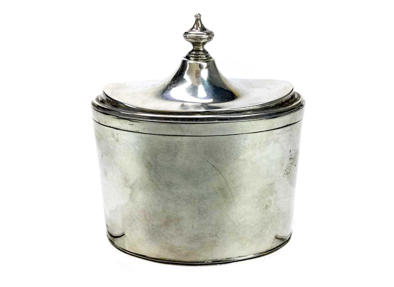Lot 891 - AN EARLY 20TH CENTURY SILVER TEA CADDY AND COVER