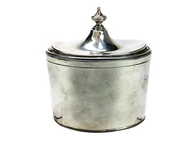 Lot 891 - AN EARLY 20TH CENTURY SILVER TEA CADDY AND COVER