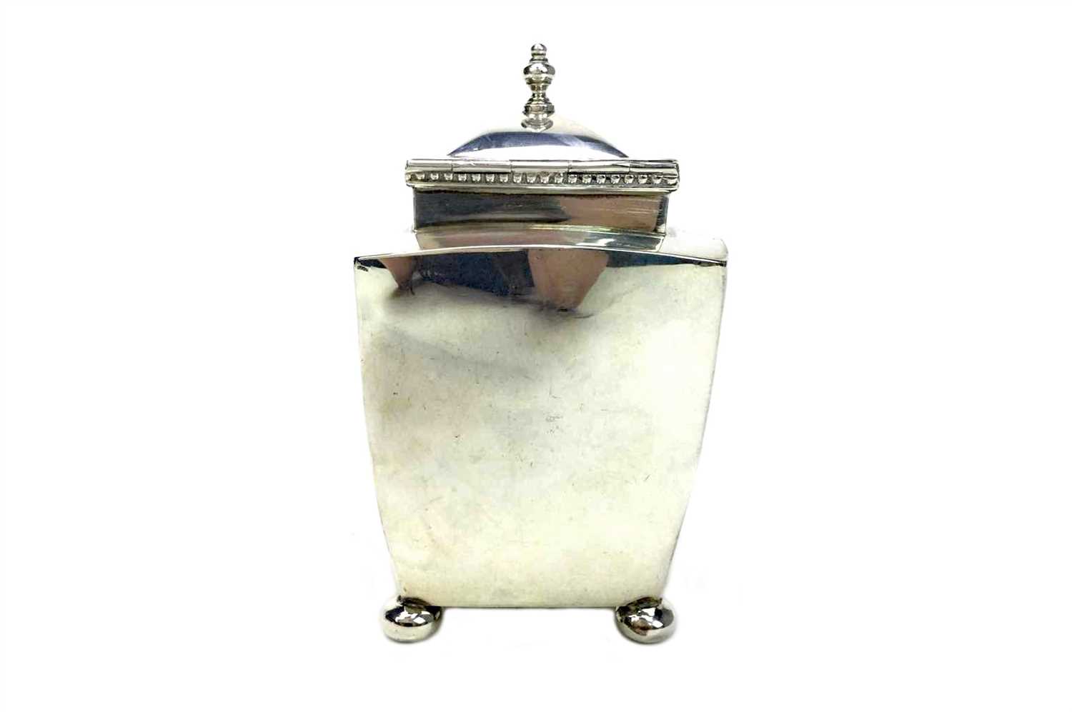 Lot 894 - A GEORGE V SILVER TEA CADDY AND COVER