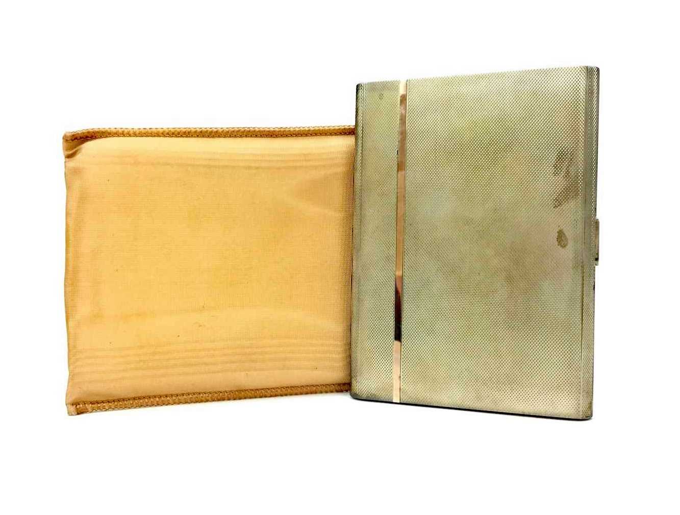 Lot 901 - AN EARLY 20TH CENTURY SILVER CIGARETTE CASE