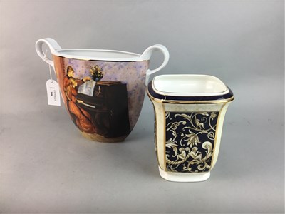 Lot 183 - A WEDGWOOD VASE, PLATE, DISH AND KNIVES