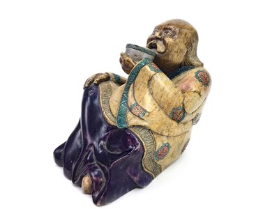 Lot 1117 - AN EARLY 20TH CENTURY CHINESE CARVED HARDSTONE FIGURE