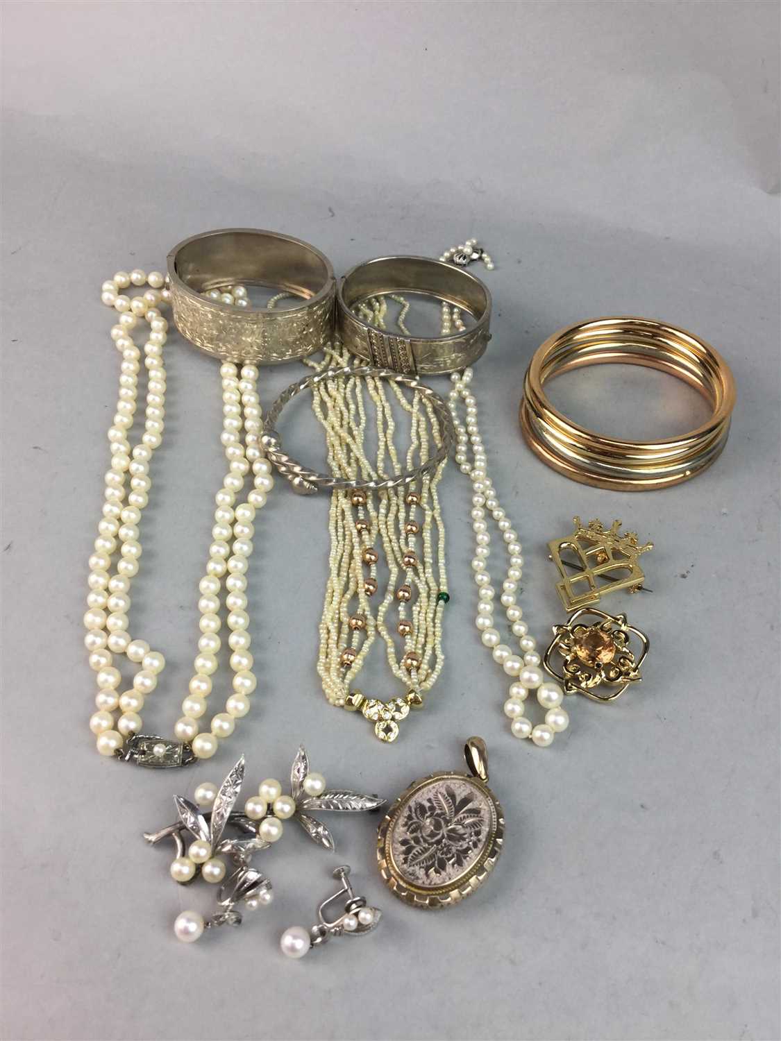 Lot 5 - A COLLECTION OF PEARL NECKLACES AND OTHER JEWELLERY