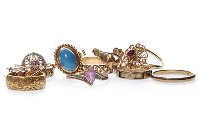 Lot 82 - A GROUP OF RINGS AND EARRINGS
