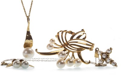 Lot 83 - A GROUP OF PEARL SET JEWELLERY