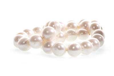 Lot 103 - A PEARL NECKLACE