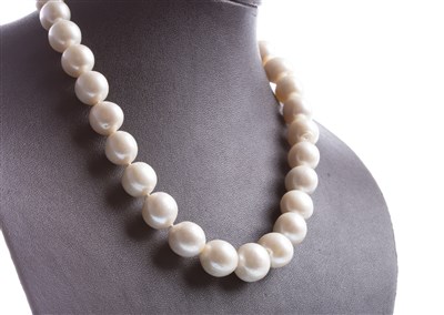 Lot 103 - A PEARL NECKLACE