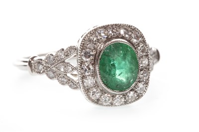 Lot 324 - AN EMERALD AND DIAMOND RING