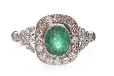 Lot 324 - AN EMERALD AND DIAMOND RING