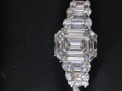 Lot 142 - A DIAMOND DRESS RING