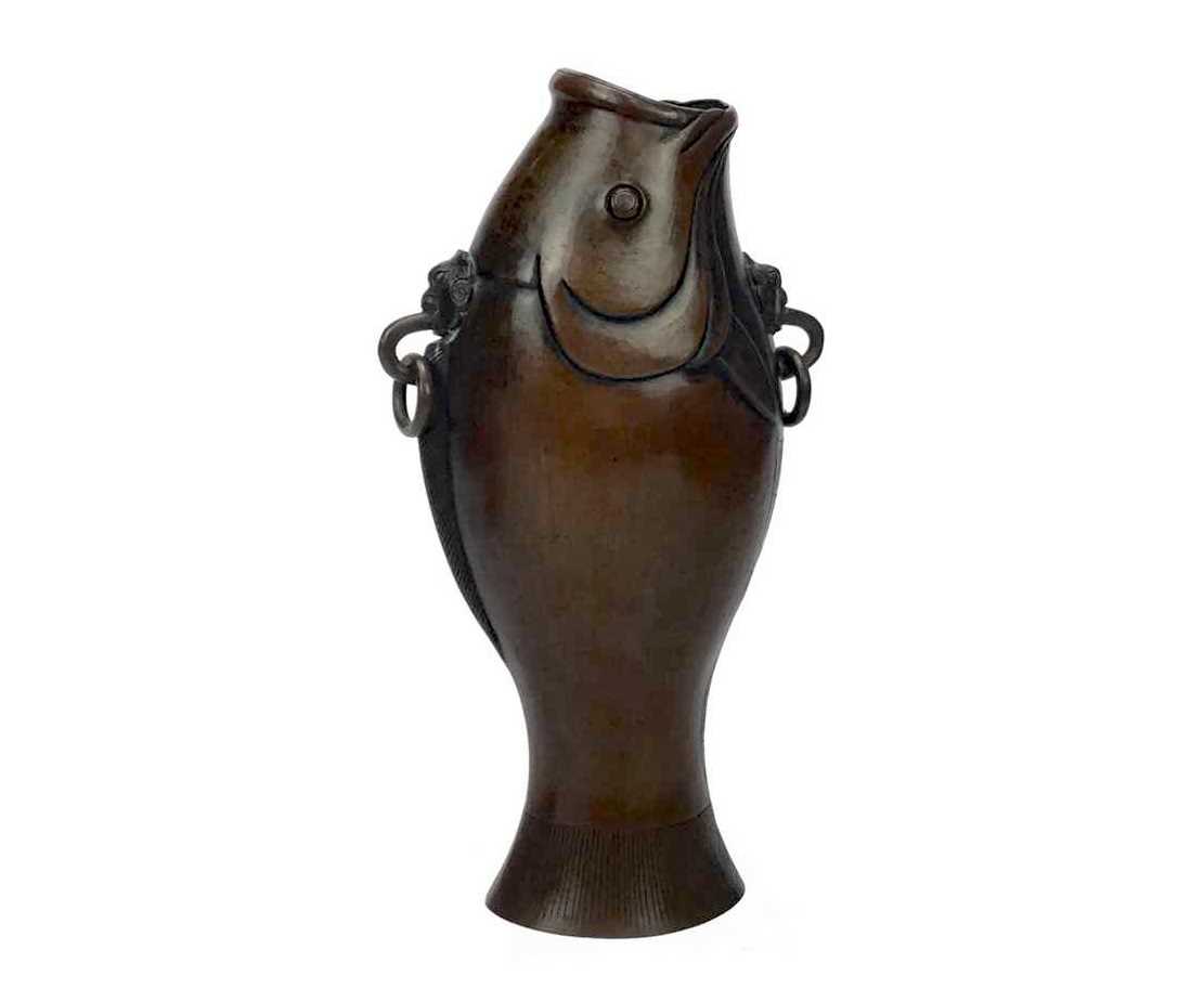 Lot 1125 - A 20TH CENTURY CHINESE BRONZE VASE