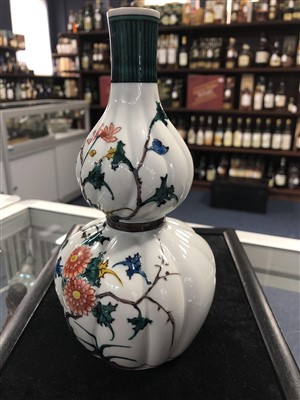 Lot 1127 - A 20TH CENTURY CHINESE DOUBLE GOURD SHAPED VASE