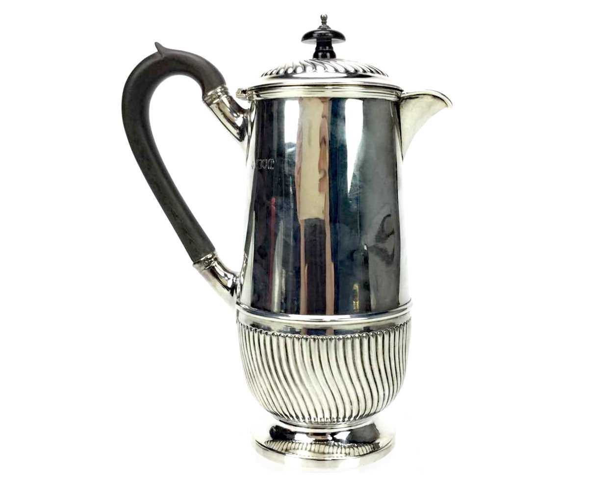 Lot 908 - AN EARLY 20TH CENTURY SILVER WATER JUG
