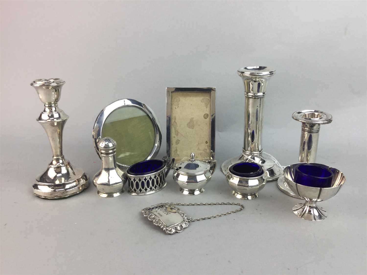 Lot 1 - A LOT OF SMALL SILVER ITEMS