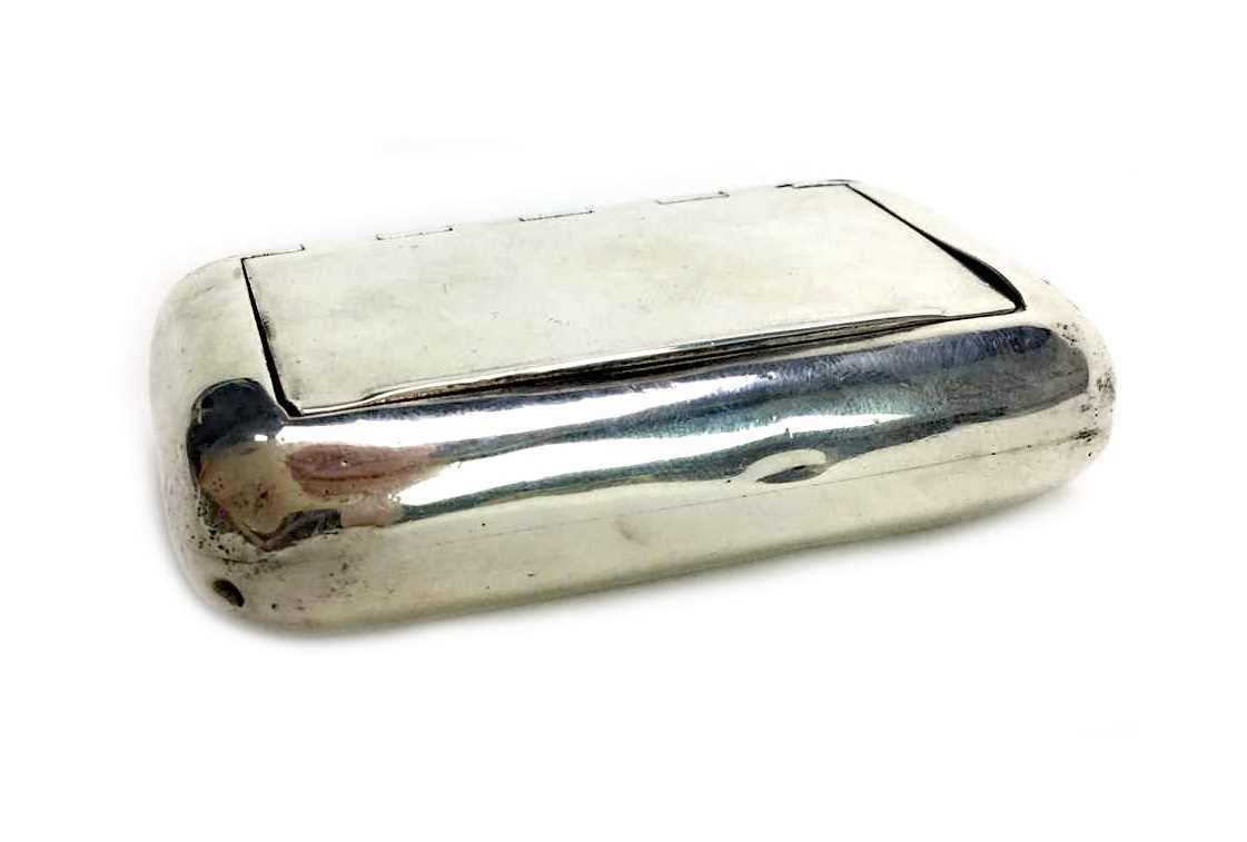 Lot 909 - AN EARLY 19TH CENTURY SILVER SNUFF BOX