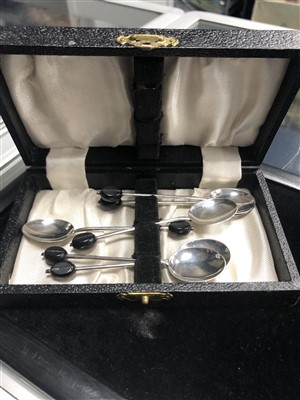 Lot 28 - A LOT OF SILVER AND OTHER OBJECTS