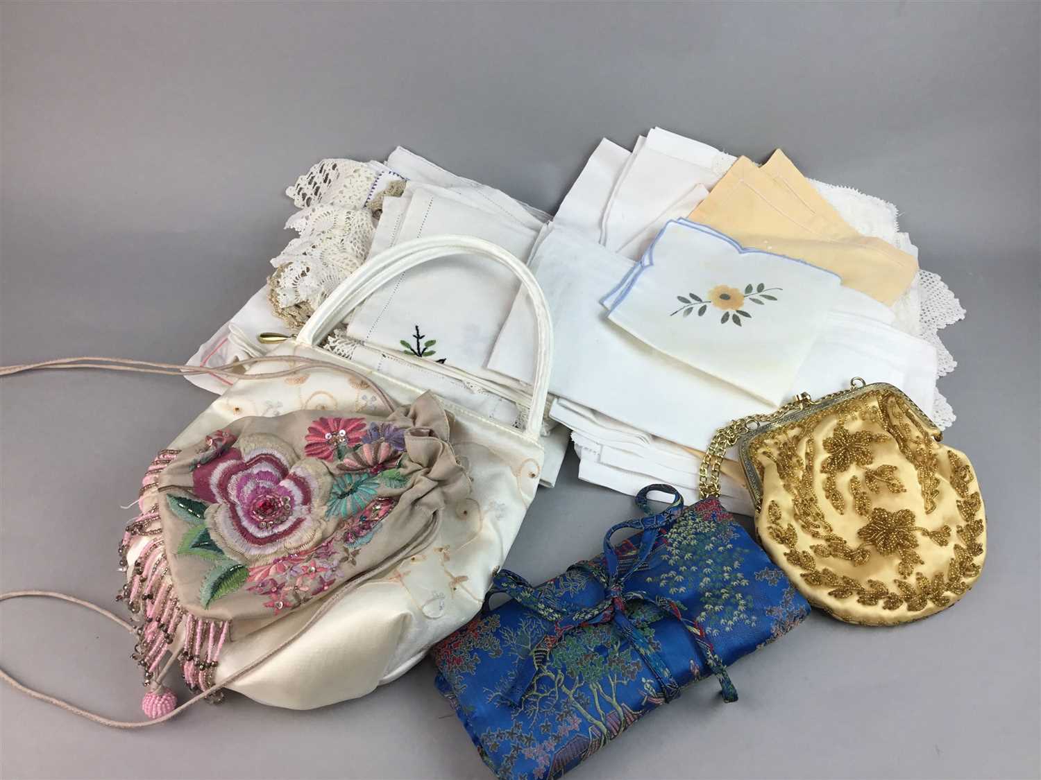 Lot 10 - A LOT OF LINEN AND VINTAGE EVENING BAGS