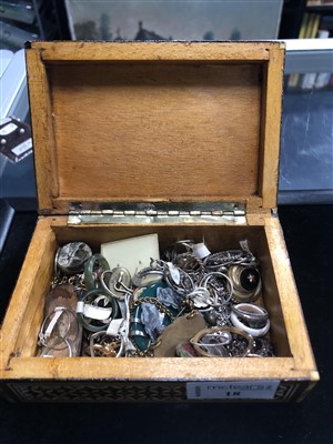 Lot 18 - A COLLECTION OF JEWELLERY
