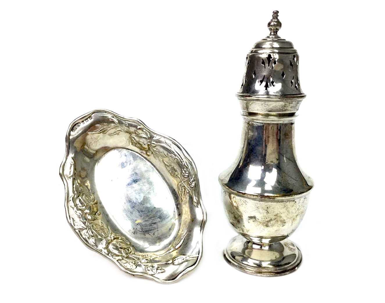 Lot 944 - A SILVER SUGAR CASTER WITH A PIN DISH