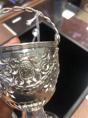 Lot 918 - A GEORGE III SILVER MUSTARD BASKET WITH SPOON