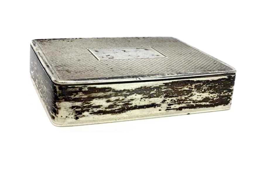 Lot 913 - AN ENGINE TURNED SILVER SNUFF BOX