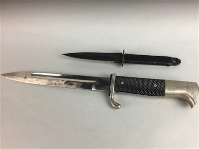 Lot 76 - A BAYONETTE WITH A KNIFE