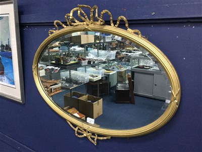 Lot 112 - AN OVAL WALL MIRROR IN GILT FRAME