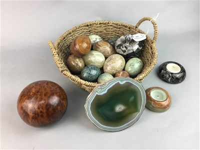 Lot 129 - A LOT OF HARDSTONE EGGS, ALONG WITH OTHER DECORATIVE ITEMS