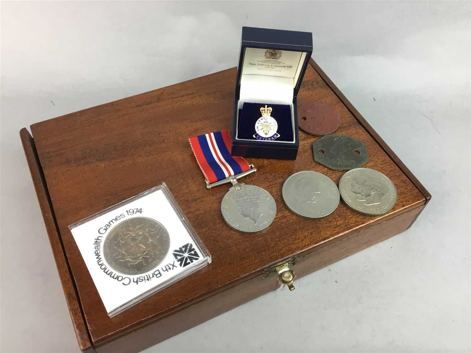 Lot 24 - A WWII MEDAL, BADGE AND COMMEMORATIVE COINS