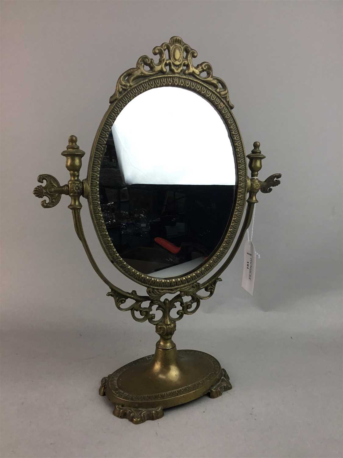 Lot 181 - AN EARLY 20TH CENTURY BRASS DRESSING TABLE MIRROR