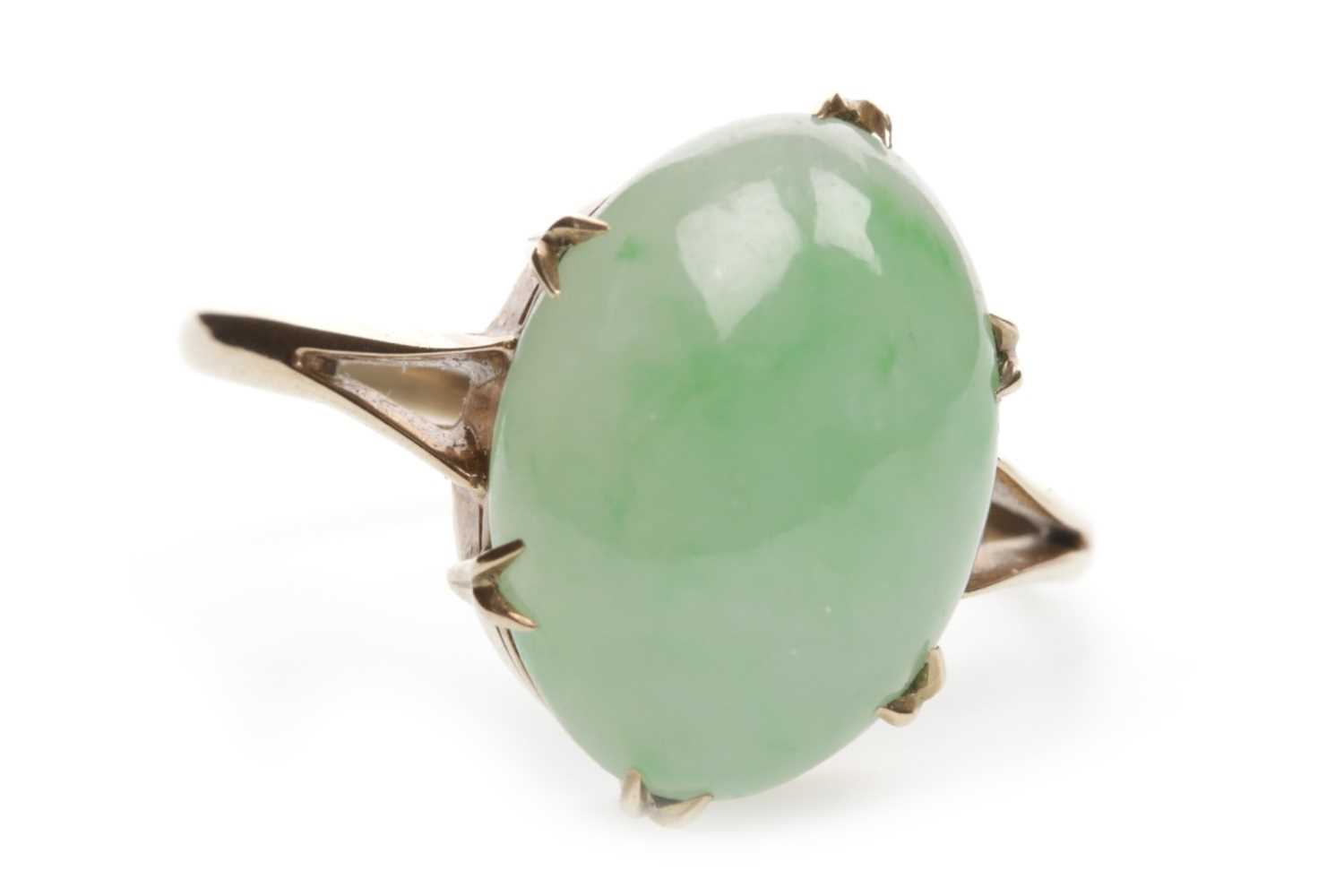 Lot 30 - A GREEN HARDSTONE RING