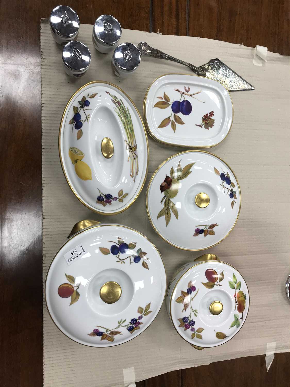Lot 375 - A LOT OF ROYAL WORCESTER 'EVESHAM' PATTERN TABLE WARE