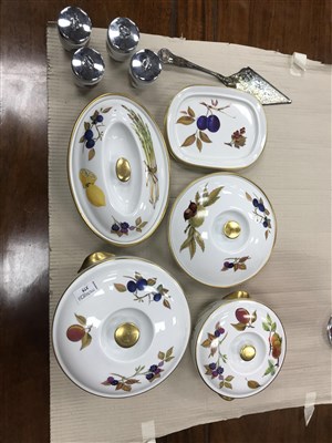 Lot 375 - A LOT OF ROYAL WORCESTER 'EVESHAM' PATTERN TABLE WARE
