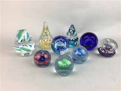Lot 27 - A COLLECTION OF GLASS PAPERWEIGHTS INCLUDING CAITHNESS