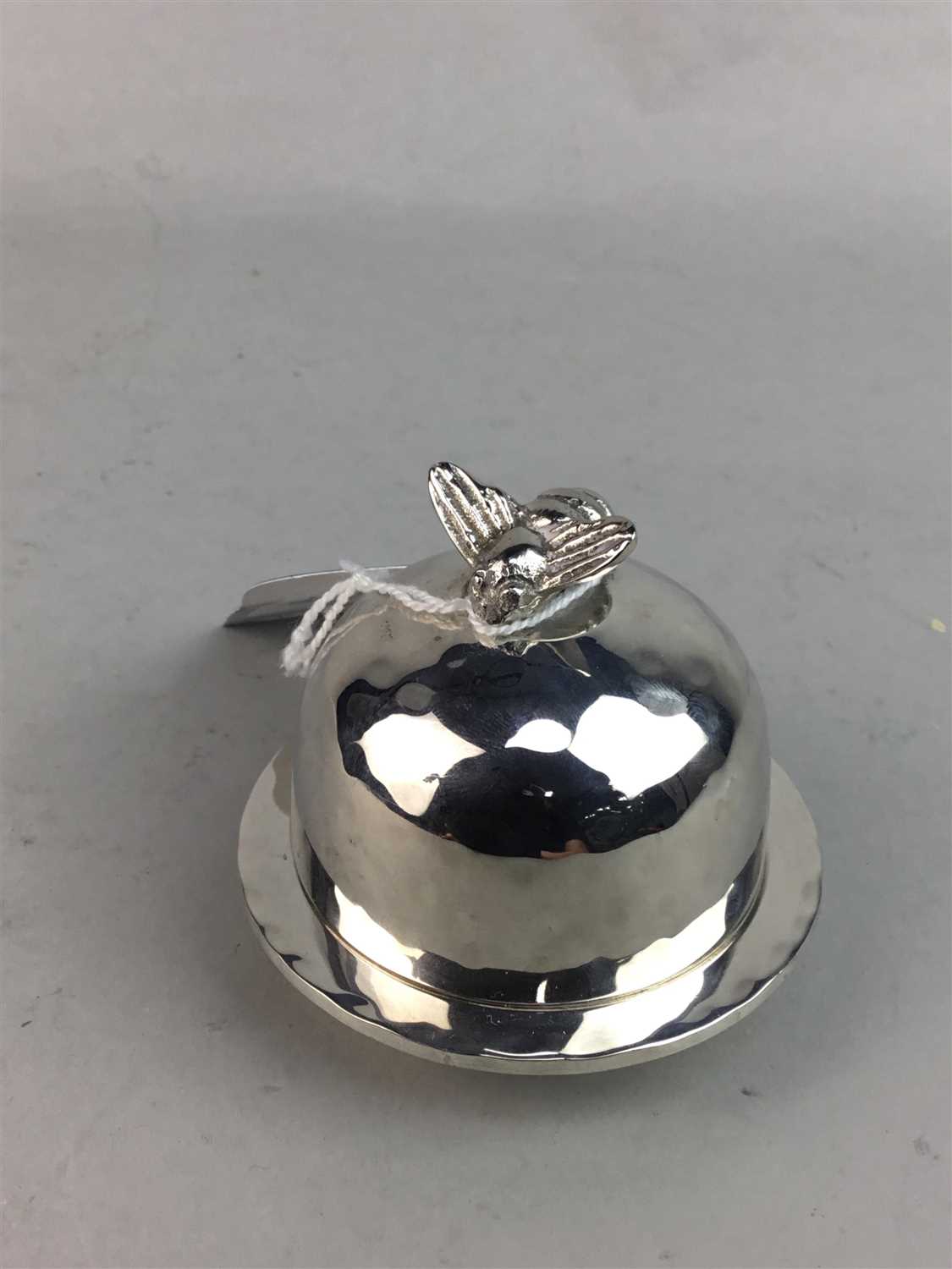 Lot 413 - A CULINARY CONCEPTS BEE MOTIF LIDDED BUTTER DISH