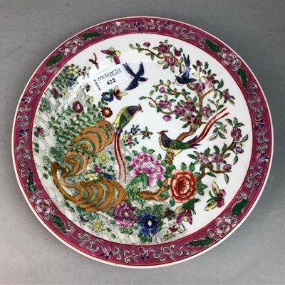 Lot 422 - AN EARLY 20TH CENTURY CHINESE FAMILLE ROSE PLATE