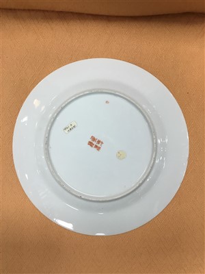 Lot 422 - AN EARLY 20TH CENTURY CHINESE FAMILLE ROSE PLATE