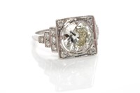 Lot 13 - OUTSTANDING ART DECO DIAMOND RING the central...