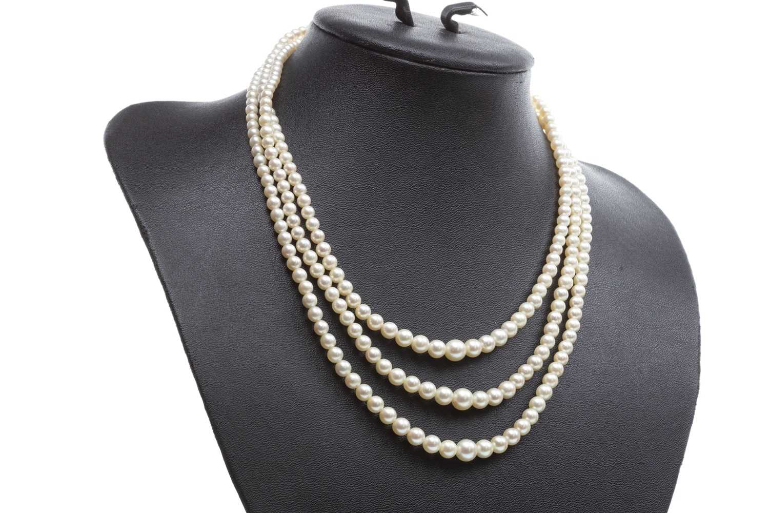 Lot 15 - A THREE STRANDED PEARL NECKLACE