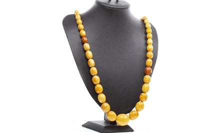 Lot 42 - A GRADUATED BEAD NECKLACE
